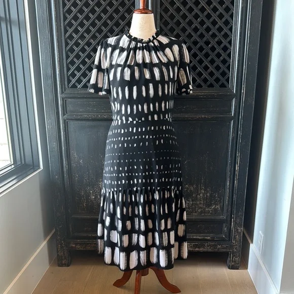 Elegant Black and White Patterned Dress - Picture 1 of 6